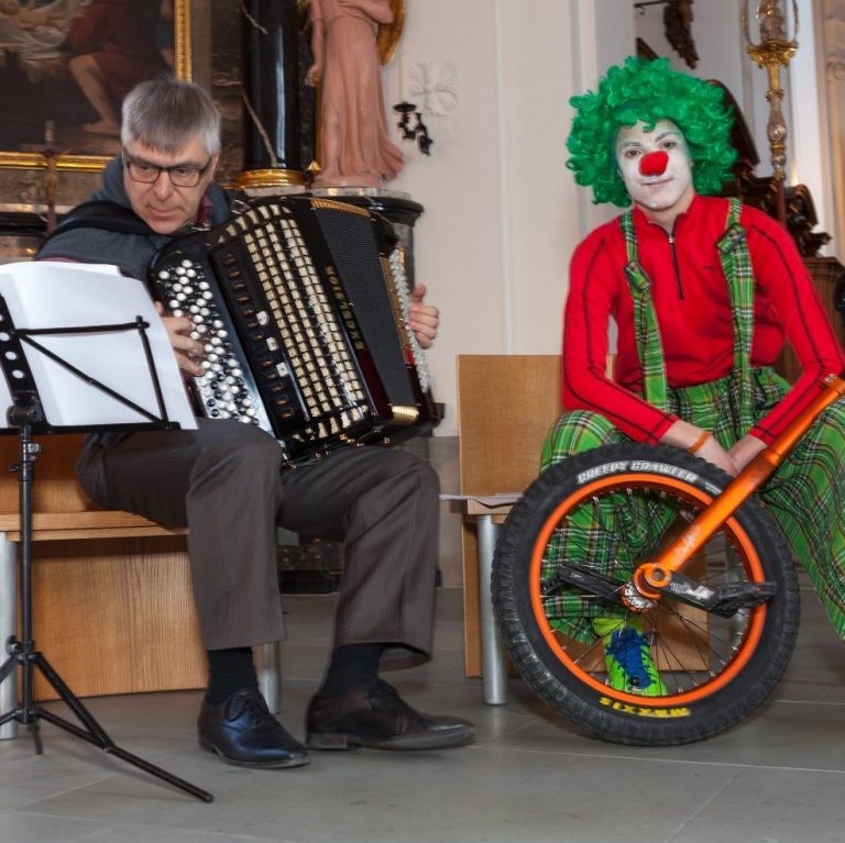 Jospeph Bachmann, Musiker am Akkordeon; Liroy Haas mit Einrad