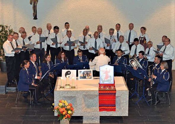 Der Männerchor und das Spiel der Luzerner Polizei mit berührenden musikalischen Beiträgen